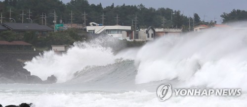 제주 맑은 날씨…해상 3ｍ 높은 파도 "주의"