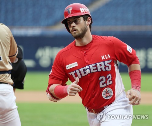 한국서 PS 노리는 '형' 터커, 동생은 MLB서 가을야구 만끽