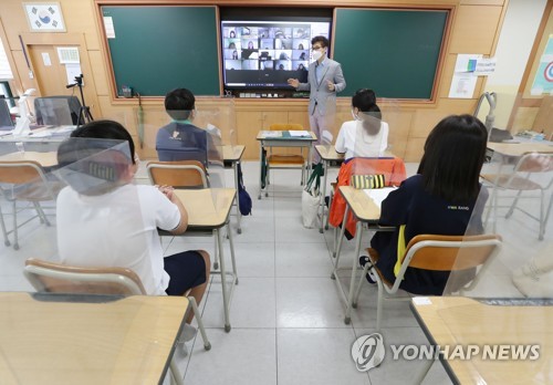 이주단체 "외국 국적 학생 지원 환영…학교 바깥까지 확대해야"