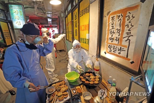 불 꺼진 시장이 예술장소로…유진규 이색 프로젝트 '앙코르'