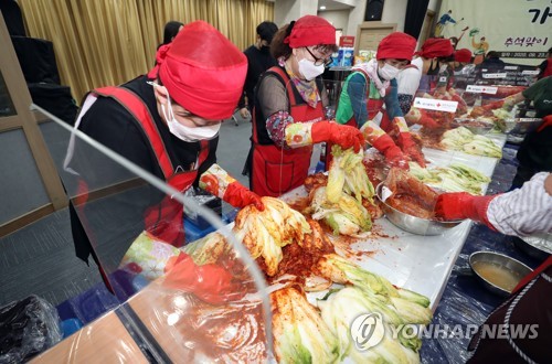 '김장철 김치담그기 행사'…코로나19에 소규모·비대면 방식으로