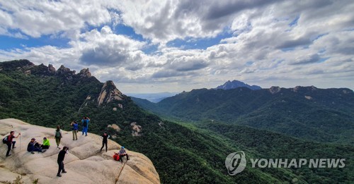 당국 "가을 산행서도 코로나19 감염 위험…단체산행 자제해야"