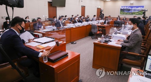 화상연결에 출입인원 통제…미리보는 코로나 국감장