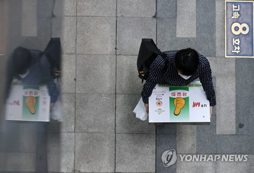 與 "안보, 정쟁 도구 말아야" vs 野 "군, 정치의 포로"