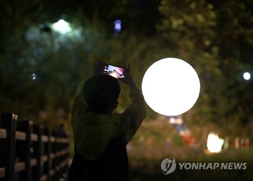 한가위 보름달 밤 12시께 하늘 가장 높은 곳 '두둥실'(종합)