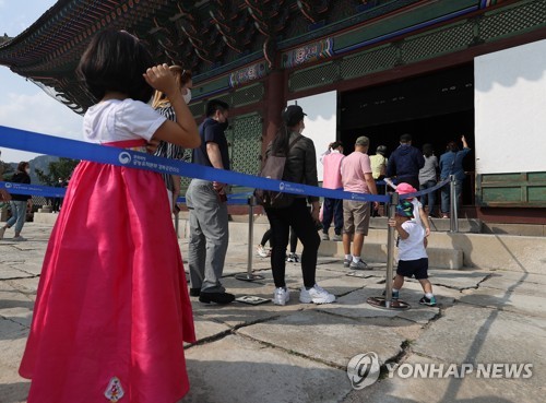 코로나19로 민속체험 등 추석 행사 취소…고궁·한옥마을 '휑'