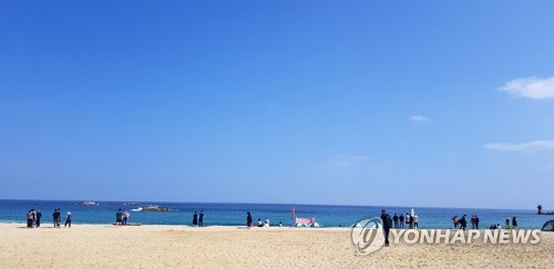 강원 동해안 '추캉스' 인파…울긋불긋 가을산 단풍객 북적