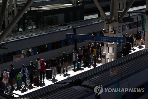 "다시 일상 복귀 준비"…연휴 마지막날 공항·철도역 북적