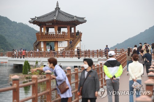 "다시 일상 복귀 준비"…연휴 마지막날 공항·철도역 북적