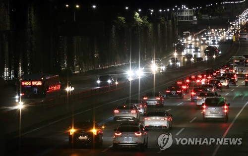 추석 연휴 마지막 날 밤 고속도로 쌩쌩…귀경 행렬 마무리