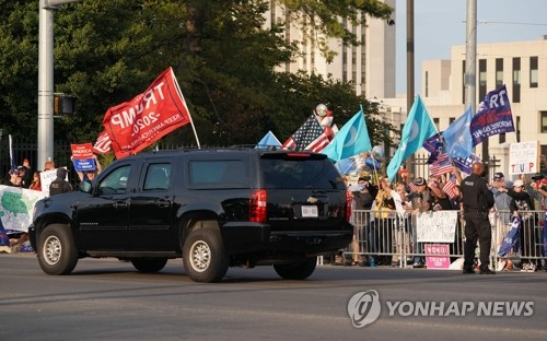 트럼프, 코로나 입원중 깜짝외출 '돌출행동'…"미친 짓" 비판론