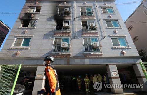 실외기에 걸터앉아 연기 피해…이불 들고 뛰쳐나온 이웃 있었다