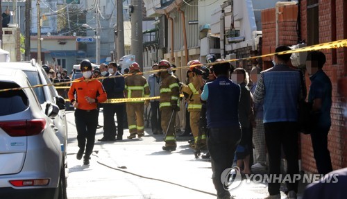 실외기에 걸터앉아 연기 피해…이불 들고 뛰쳐나온 이웃 있었다