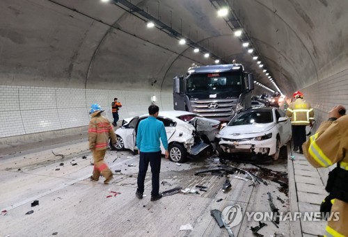 여수 대포터널서 8중 추돌로 '아수라장'…9명 경상(종합)