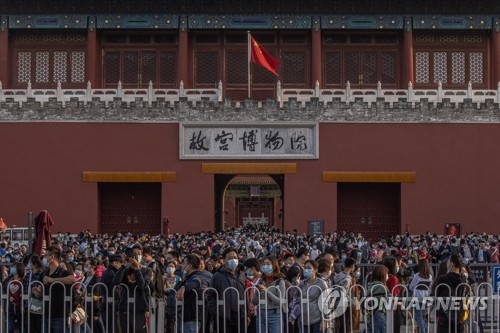 중국 국경절 연휴 후반기 돌입…"항공료·숙박비 급락"