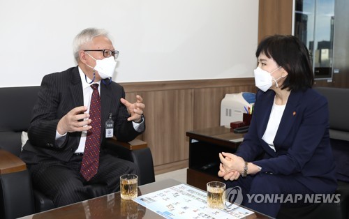 국시원장 "의료시스템 붕괴" 전현희 "국민 공감대 필요"