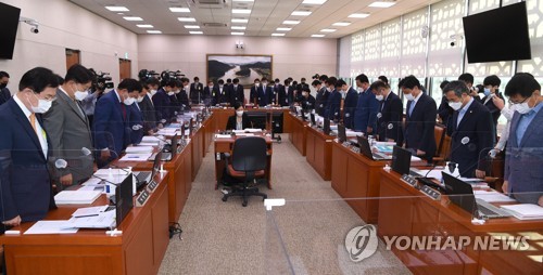 묵념은 잠시…"월북 프레임" vs "대통령 공격" 고성(종합)