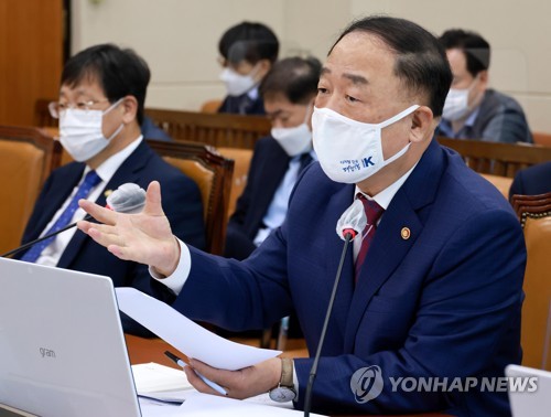 홍남기 "전셋값 쉽게 안 내려갈 것 같다…추가 대책 강구"