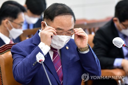 홍남기 "대주주 3억 요건 수정 어렵다"…여야 "유예하자" 공감(종합)