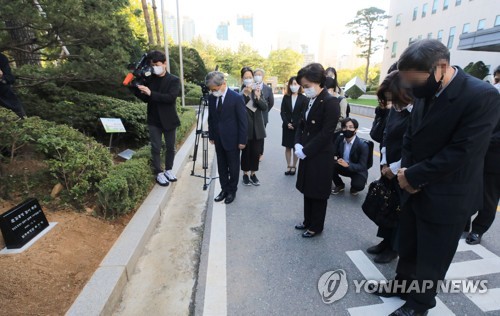 故김홍영 검사 부모 만난 추미애 "죽음 헛되지 않도록 기억"(종합)