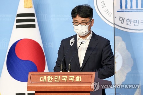 국회, '기자증 출입' 삼성전자 전직 간부 고발