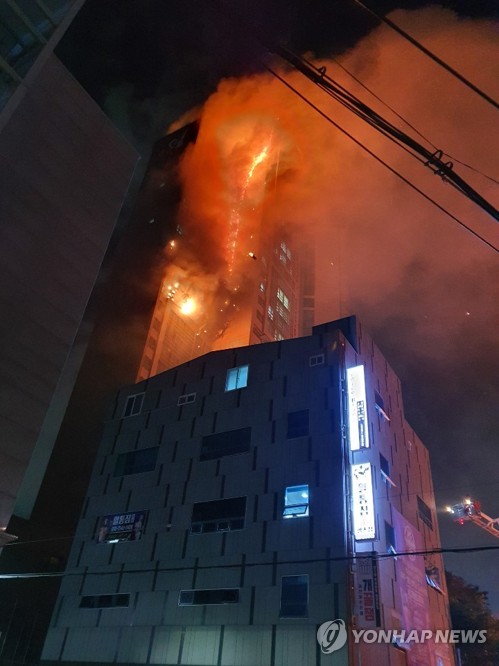 [속보] 울산 주상복합 화재 인명피해 확인 안 돼…"가족 행방 몰라"