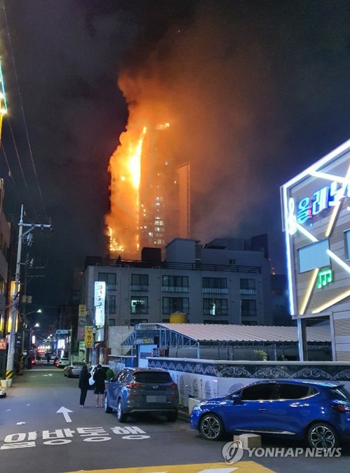 [속보] 울산 주상복합 불길 인근 대형마트 옥상으로 옮아붙어