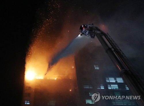 [속보] 울산 주상복합 큰 불길 잡혀…소방대원 각 호실 돌며 인명수색