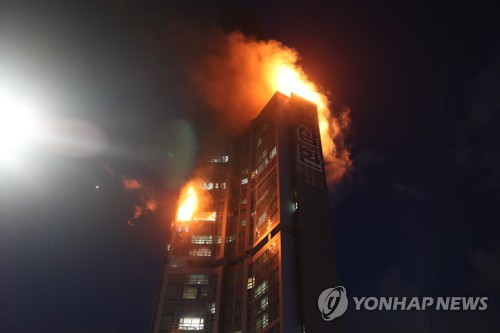 울산 주상복합 9시간째 불길…"외벽패널 사이 숨은 불씨 반복"