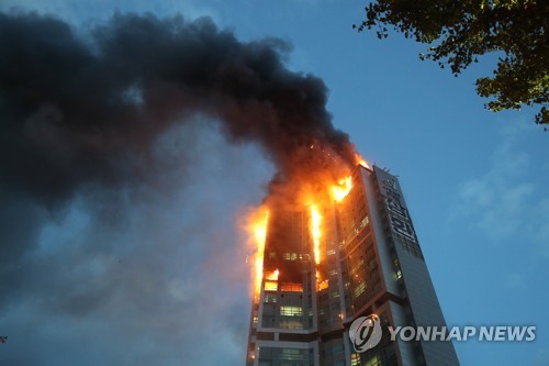 꺼질 듯 꺼지지 않는 울산 주상복합 화재…왜 이리 안 꺼지나