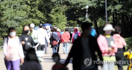 코로나 속 가을 정취 물신…관광지마다 마스크 쓴 나들이객 몰려