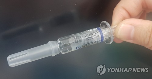 "흰색입자 주사기 사용 독감백신 더있다…30만개 추가 회수해야"