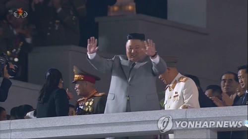 北 첫 심야 '깜짝 열병식'…김정은 눈물 뒤 ICBM 공개하며 웃음