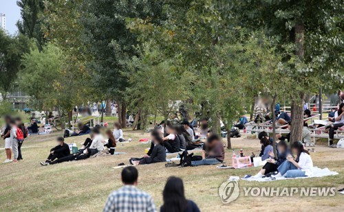 내일부터 거리두기 1단계…고위험시설 인원 제한 하에 영업 재개