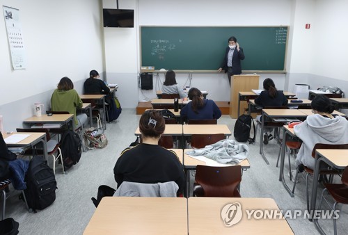 모처럼 활기 되찾은 학원가…한 칸씩 띄어 앉고 조심조심