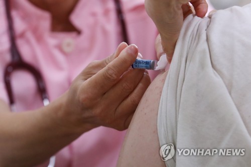 오늘부터 70세 이상 어르신 독감백신 무료접종…"마스크는 필수"