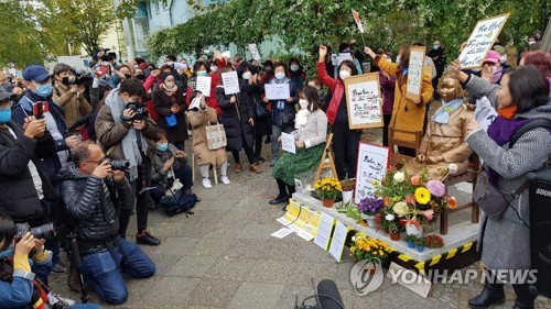 베를린 소녀상 철거 일단 보류돼…당국 "해법 논의하자"(종합)