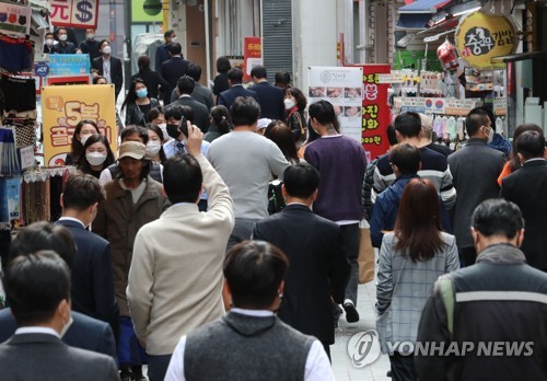 거리두기 1단계 완화후 첫 주말…산발감염 지속에 '불안불안'