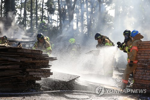 제주 노형동 야적장서 불…시꺼먼 연기에 놀란 시민 신고 '빗발'