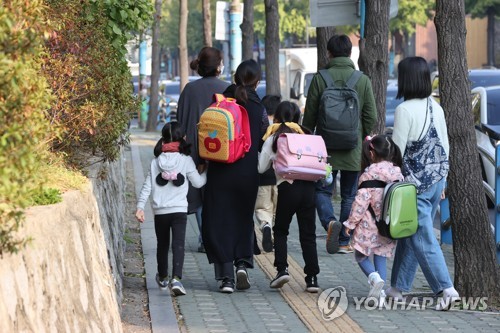 초등 1∼2학년 전원 등굣길 북적…"이제야 정상적 학교생활"