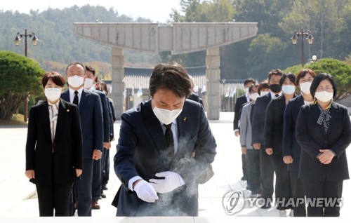 김종철, 봉하 찾아 盧묘소 참배…권양숙 여사 면담