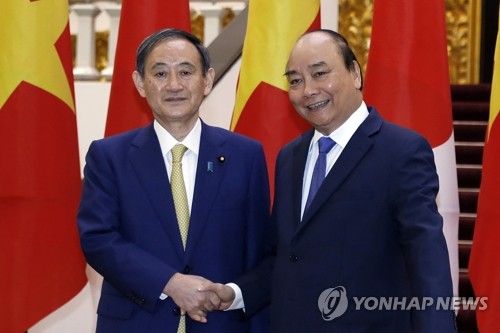 동남아 순방 日스가 중국 턱밑서 남중국해 군사화 비판