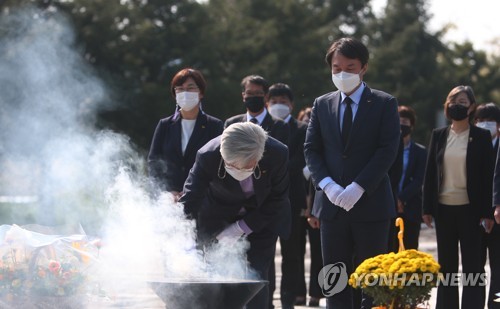 봉하마을 찾은 김종철 대표 "차별 없는 세상 만들겠다"