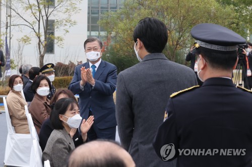 인명구조 중 순직 경찰 이름 부른 문대통령 "헌신 잊지 않겠다"