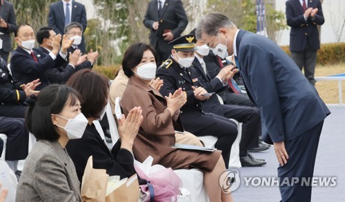 인명구조 중 순직 경찰 이름 부른 문대통령 "헌신 잊지 않겠다"