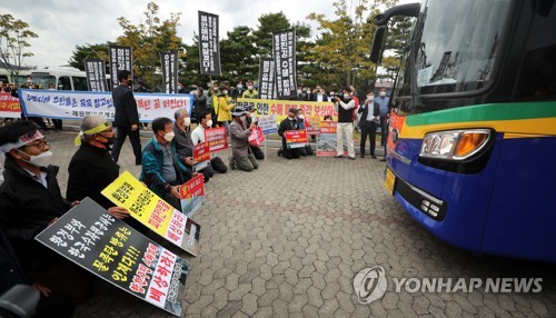 "제발 도와주세요"…바닥에 무릎 꿇고 국회의원 맞이한 수재민들