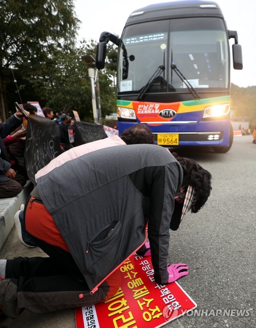 "제발 도와주세요"…바닥에 무릎 꿇고 국회의원 맞이한 수재민들