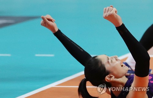 '11년 만의 V리그 복귀' 김연경 25점 활약…흥국생명, GS에 설욕