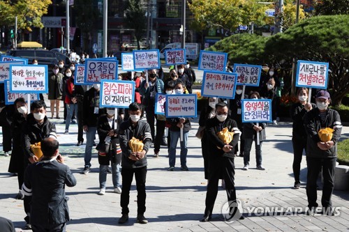 납골당 침수 두 달 지나도록 제자리…유골함 들고 나선 가족들