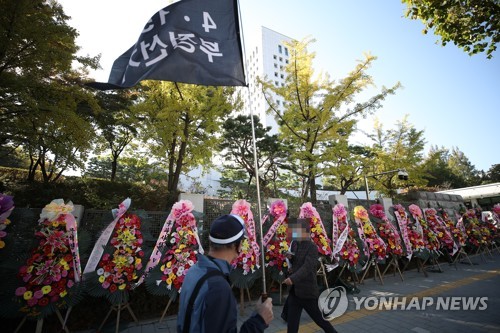 진혜원 검사, '윤석열 응원' 화환에 연이틀 비판